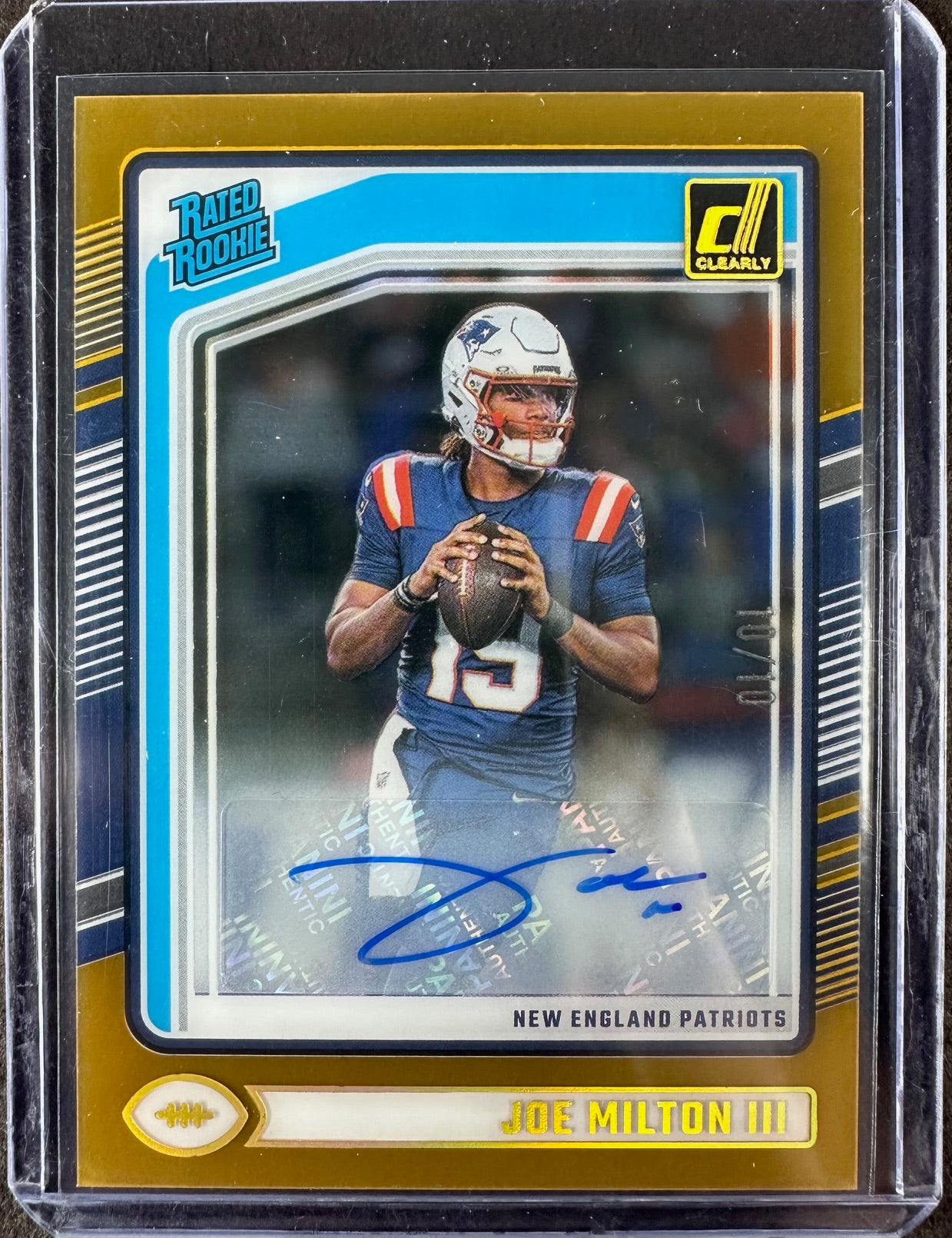 Joe Milton III – 2024 Panini Clearly Donruss Football – Gold 10/10 Auto #97 – New England Patriots